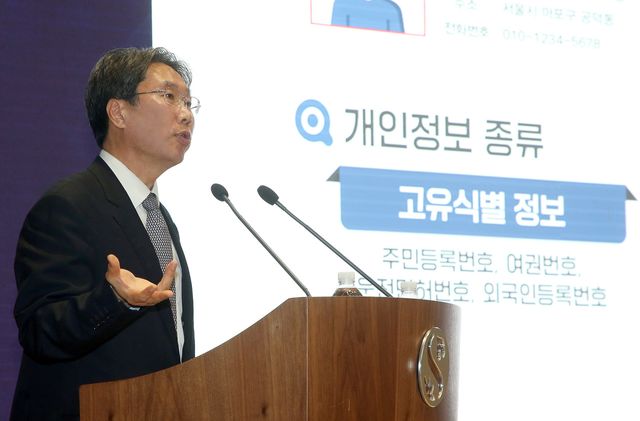 신한금융그룹(회장 진옥동)은 22일 오전 서울 중구 신한금융 본사에서 그룹 경영진 및 임직원들을 대상으로 ‘신뢰할 수 있는 AI·데이터 혁신을 위한 개인정보 정책 방향’ 교육을 실시했다고 밝혔다. / 사진=신한금융그룹