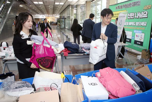 지난 21일 진행된 '신한 나눠요 & 지켜요 DAY' 행사에서 신한금융그룹 임직원들이 의류 및 잡화를 기부하고 있다. / 사진=신한금융그룹