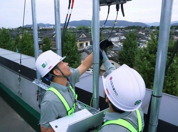 LG유플러스 직원이 경주 황리단길 인근 통신 장비를 점검하고 있다./사진=LG유플러스