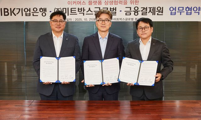 사진은 지난 21일 서울 강남구 테헤란로 미트박스글로벌 사옥에서 이건홍 IBK기업은행 기업고객그룹장(왼쪽부터)과 김기봉 미트박스글로벌 대표이사, 안윤환 금융결제원 카드인프라본부장이 협약식을 마치고 기념촬영을 하고 있는 모습 / 사진=IBK기업은행