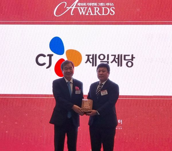 임수빈&nbsp;CJ제일제당 글로벌S&T)Agriculture플랫폼 부장(사진 오른쪽)이 지난&nbsp;23일 열린 '제15회 기후변화 그랜드리더스어워드'에서 수상한 후 기념사진을 촬영하고 있다. /사진=CJ제일제당