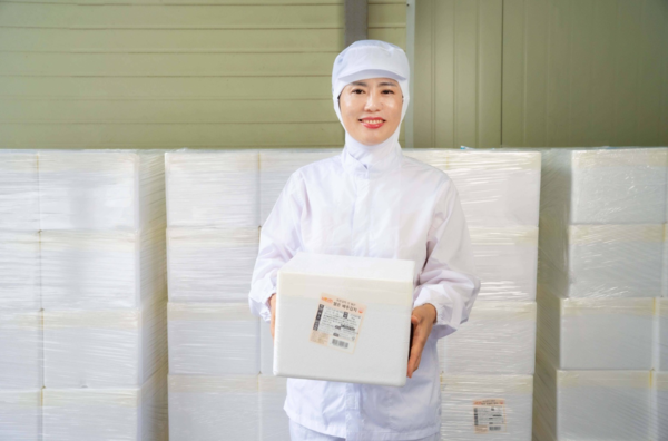 모산에프에스 김진경 대표가 갓 담근 김치 상품을 들고 있는 모습 /사진=쿠팡