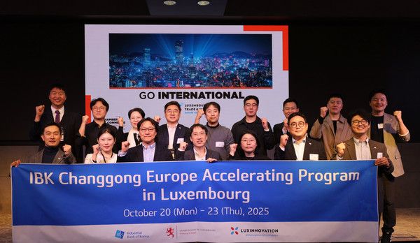 지난 21일 룩셈부르크 상공회의소에서 참여기업 관계자들이 IR 피칭 후 기념촬영을 하고 있는 모습. / 사진=IBK기업은행