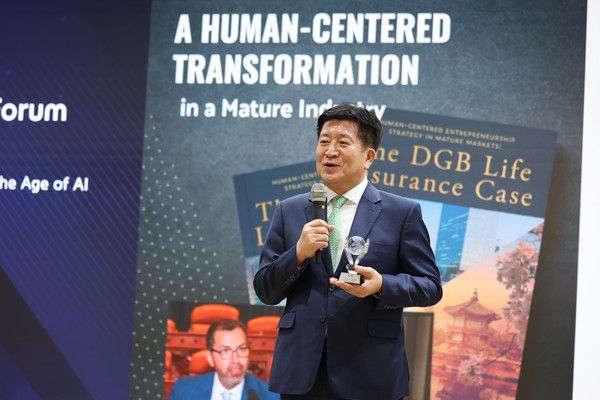 김성한 iM라이프 경영고문이 이날 서울 중구 정몽구재단 온드림 소사이어티홀에서 열린 '2025 ICSB Signature Event'에서 '사람중심기업가정신'에 대해 설명하고 있다. / 사진=iM라이프