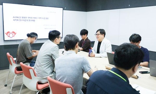 LG유플러스가 경희대와 개발한 네트워크 분석 AI 모델로 고객 품질 개선에 나선다./사진=LG유플러스