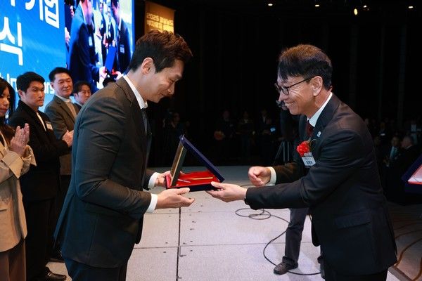 김명주 경상남도 경제부지사(오른쪽)가 쿠팡 CLS 곽형주 상무에게 표창을 수여하고 있다. /사진=쿠팡로지스틱스