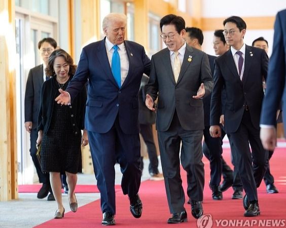 29일 경북 경주박물관에서 정상회담장으로 이동하며 대화를 하고 있는 이재명 대통령과 도널드 트럼프 미국 대통령. /사진=연합뉴스