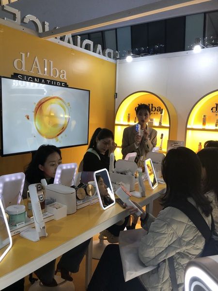 달바글로벌은 '컬리뷰티페스타 2025' 참여 부스에서 뷰티 디바이스 체험존을 마련했다. /사진=김현정 기자&nbsp;