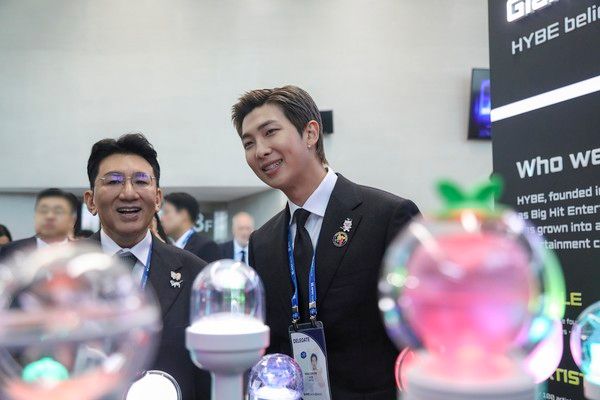 29일 경주 예술의전당에서 열린 'APEC CEO 서밋' 개회식에 참석한 방시혁 하이브 의장과 방탄소년단 RM이 하이브 홍보부스를 관람하고 있다. /사진=빅히트 뮤직