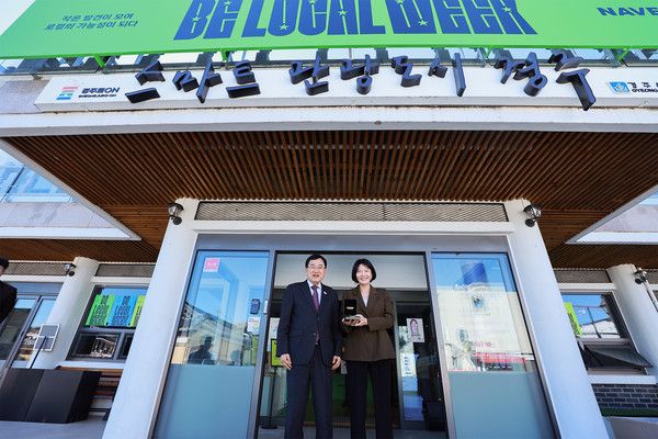 네이버 '비로컬위크' 캠페인이 처음으로 열린 경주의 '청년감성상점'에서 주낙영 경주시장(왼쪽)과 네이버 최수연 대표(오른쪽) /사진=네이버