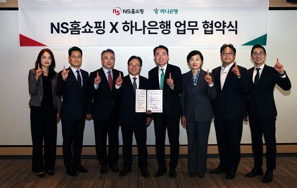 지난 30일 판교 NS홈쇼핑 본사에서 NS홈쇼핑과 하나은행이 업무협약식을 갖고 양사 관계자들이 기념 촬영을 하고 있다. (가운데 왼쪽) NS홈쇼핑 조항목 대표이사, (가운데 오른쪽) 하나은행 김영훈 자산관리그룹장(부행장) /사진=NS홈쇼핑