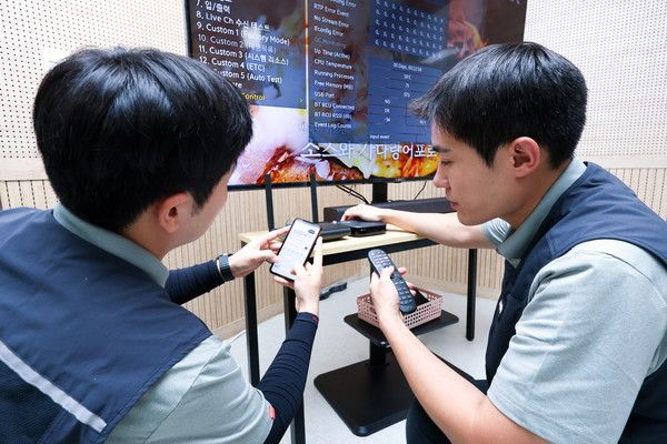 LG유플러스가 IPTV, IoT 등 홈 서비스를 설치 및 A/S하는 현장에 AI 업무 비서를 도입해, 현장 직원들의 업무 효율을 높이고 있다. 사진은 현장에서 AI 업무 비서로 문제를 해결하는 현장 직원의 모습. /사진=LG유플러스