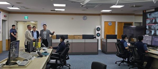 정진완 우리은행장(왼쪽 두번째)이 6일 서울시 중구 소재 우리은행 본점 관제실을 방문해 비상근무 인력들을 격려하고 연휴기간 전산 및 고객응대 시스템의 안정적 운영상황을 점검하고 있다. / 사진=우리은행