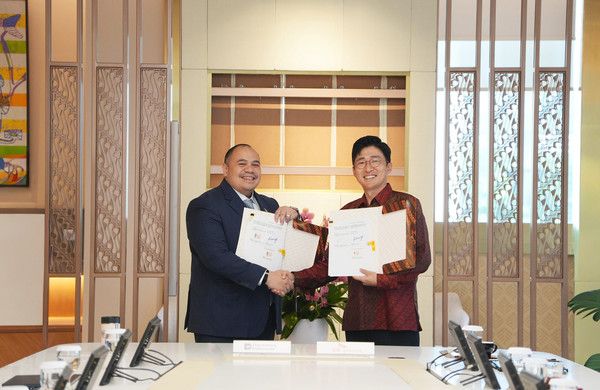 &nbsp;최고투자책임자 판두 자흐리르&nbsp;(왼쪽)가 인도네시아 현지에서 열린 혈액제제 생산 인프라 투자를 위한&nbsp;MOU를 체결식에서 서명 후 기념촬영을 하고 있다./사진=SK플라즈마