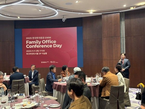 11일 열린 패밀리오피스 콘퍼런스 데이에서 박재현 한국투자증권 개인고객그룹장이 고객들에게 인사하고 있다. 사진=한국투자증권&nbsp;