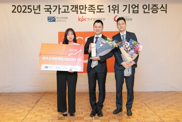 2025년 국가고객만족도 1위를 수상한 12일 오전 서울 중구 롯데호텔서울에서 열린 시상식에 참석한 토스뱅크 임직원들이 환하게 웃고 있다. 왼쪽부터 토스뱅크 손은주 금융사기대응팀 리더, 박준하 CTO, 김수억 IR 매니저.&nbsp; / 사진=토스뱅크