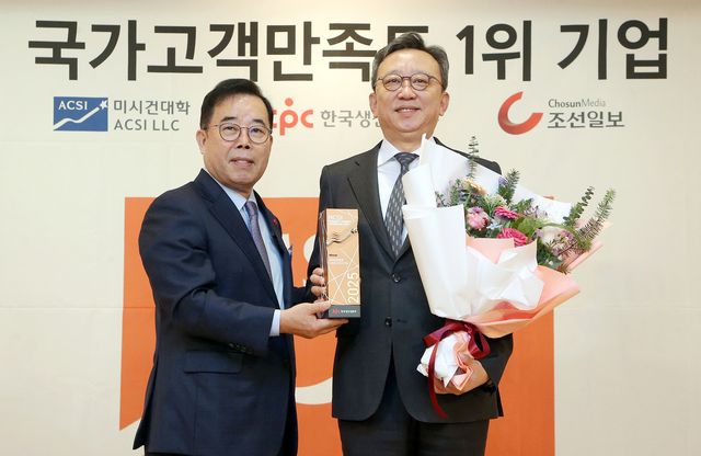 12일 서울 중구 소재 롯데호텔에서 진행된 ‘2025 국가고객만족도(NCSI: National Customer Satisfaction Index)’ 시상식에서 은행 부문 9년 연속 1위를 수상하고 정상혁 신한은행장(오른쪽) 및 박성중 한국생산성본부 회장이 기념 촬영하는 모습 / 사진=신한은행