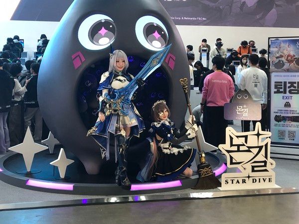 국내 최대 게임쇼 지스타 2025 개막일인 13일 오전 부산 벡스코(BEXCO) 제1전시장에 마련된 넷마블 전시 공간에서 신작 '몬길: STAR DIVE' 게임 모델들이 포즈를 취하고 있다. /사진=김현정 기자