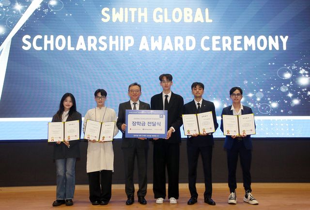 13일 서울 중구 소재 신한은행 본점에서 진행된 ‘2025 Swith Global CSR 프로젝트’ 행사에서 정상혁 신한은행장(왼쪽 세번째)이 외국인 장학생들과 기념촬영하는 모습 / 사진=신한은행