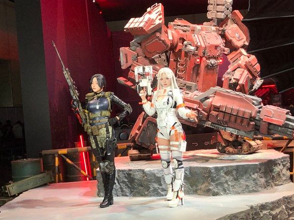 국내 최대 게임쇼 지스타 2025 개막일인 13일 오전 부산 벡스코(BEXCO) 제1전시장에 마련된 엔씨소프트 전시 공간에서 '신더시티' 게임 모델들이 포즈를 취하고 있다. '신더시티'는 엔씨소프트 자회사 빅파이어 게임즈가 개발 중인 오픈월드 슈팅 게임이다. /사진=김현정 기자&nbsp;