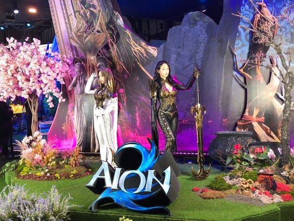 국내 최대 게임쇼 지스타 2025 개막일인 13일 오전 부산 벡스코(BEXCO) 제1전시장에 마련된 엔씨소프트 전시 공간에서 '아이온2' 게임 모델들이 포즈를 취하고 있다. '아이온2'는 이달 19일 출시를 앞둔 다중접속역할수행게임(MMORPG)이다. /사진=김현정 기자