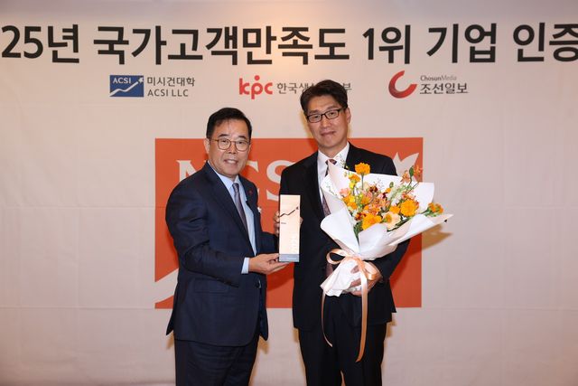 12일(수)&nbsp;서울 중구 롯데호텔 서울에서 진행된&nbsp;‘2025&nbsp;국가고객만족도(NCSI)’&nbsp;시상식에서 최승영 한화생명금융서비스 대표이사(오른쪽)와 박성중 한국생산성본부 회장이 기념 촬영을 하고 있다 / 사진=한화생명금융서비스