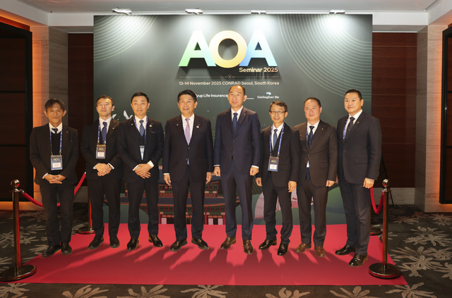 NH농협생명 박병희 대표이사(왼쪽 다섯 번째), 일본 전공련(JA Zenkyoren) 무라야마 요시히코 대표(왼쪽 네 번째)와 관계자들이 함께기념촬영을 하는 모습. / 사진=농협생명