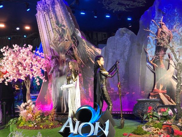 '지스타 2025' 엔씨소프트 부스 앞 '아이온2' 게임 모델들 /사진=김현정 기자