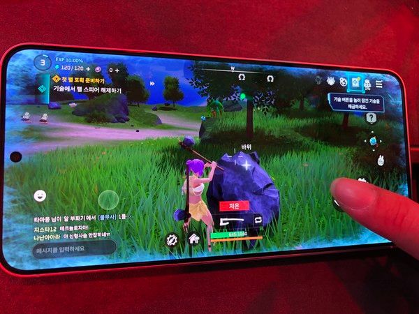크래프톤 '팰월드 모바일'의 스마트폰 시연 모습 /사진=김현정 기자