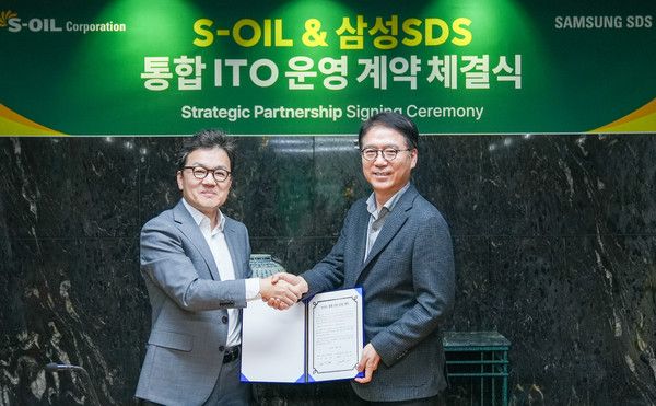 통합&nbsp;ITO&nbsp;운영 계약 체결식 후 삼성SDS&nbsp;이준희 사장과(좌측) S-OIL&nbsp;류열 사장이 사진을 찍었다 /사진=S-OIL