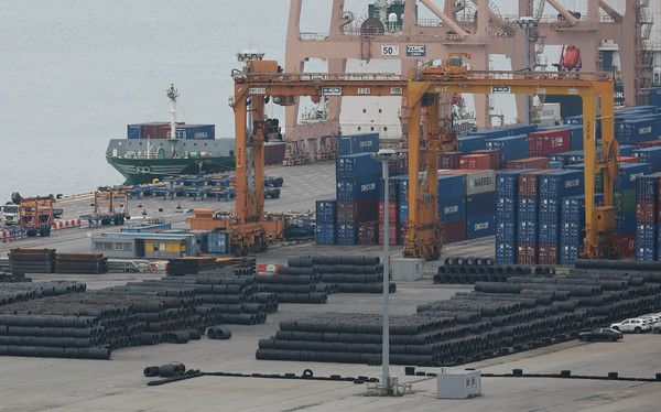 경기 평택시 평택항에 쌓여 있는 철강 제품들. /사진=연합뉴스