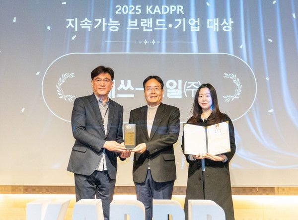 대한민국 지속가능브랜드 대상 기념식후 이영호&nbsp;S-OIL&nbsp;영업전략부문장(가운데)과 한광석 한국광고홍보학회장(왼쪽 첫번째)이 사진을 찍었다/사진=S-OIL