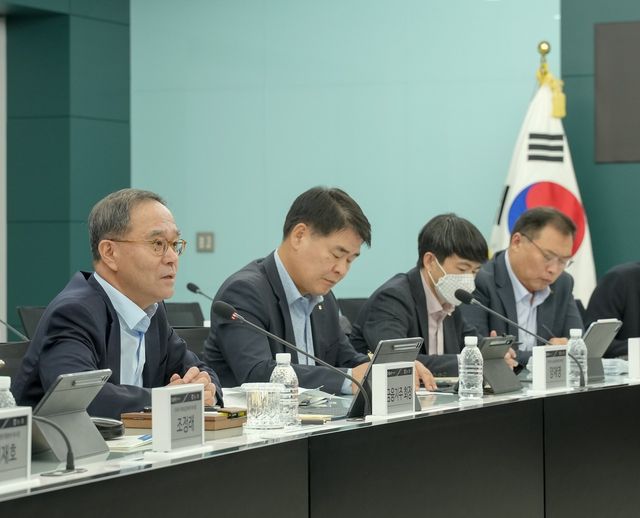 NH농협금융은&nbsp;17일,&nbsp;서울 중구 본사에서 이찬우 회장&nbsp;주재로 지주&nbsp;및 계열사&nbsp;ESG&nbsp;담당 임원들이 참석한 가운데「제2차 농협금융&nbsp;ESG전략협의회」를 개최했다.&nbsp;이찬우 회장(왼쪽에서 첫 번째)이 회의를 주재하고 있다. / 사진=NH농협금융