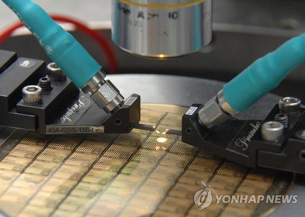 질화 갈륨을 기반으로 반도체 소자를 측정하는 공정 모습 / 사진=연합뉴스