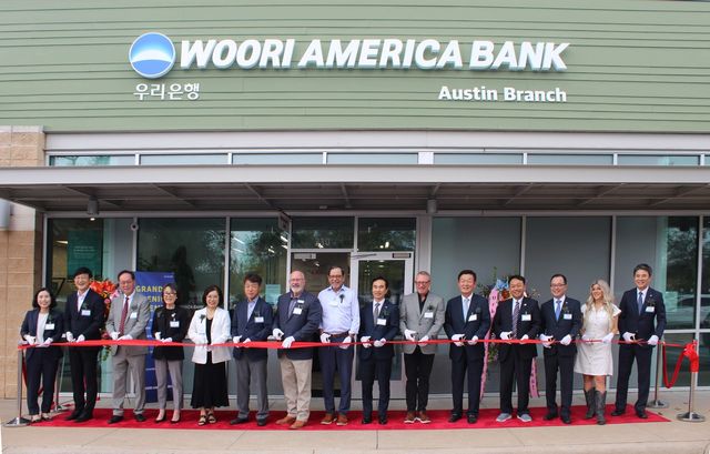 우리아메리카은행이 지난&nbsp;19일(현지시각)&nbsp;미국 텍사스주 오스틴지점 개점행사를 개최했다.&nbsp;류형진 우리은행 글로벌그룹장(왼쪽&nbsp;9번째),&nbsp;이태훈 우리아메리카은행 법인장(왼쪽&nbsp;13번째),&nbsp;마크듀발(Mark Duval)&nbsp;오스틴 아시안상공회의소&nbsp;CEO(왼쪽&nbsp;10번째),&nbsp;에릭보이스(Eric Boyce)&nbsp;시더파크 시의원(왼쪽&nbsp;7번째),&nbsp;데이브 포터(Dave Porter)&nbsp;윌리암슨카운티 경제개발청 이사(왼쪽&nbsp;8번째),&nbsp;이옥희 오스틴 한인회장(왼쪽&nbsp;5번째),&nbsp;지은현 코리아텍사스포럼 대표(왼쪽&nbsp;4번째)와 관계자들이 기념촬영을 하고 있다. / 사진=