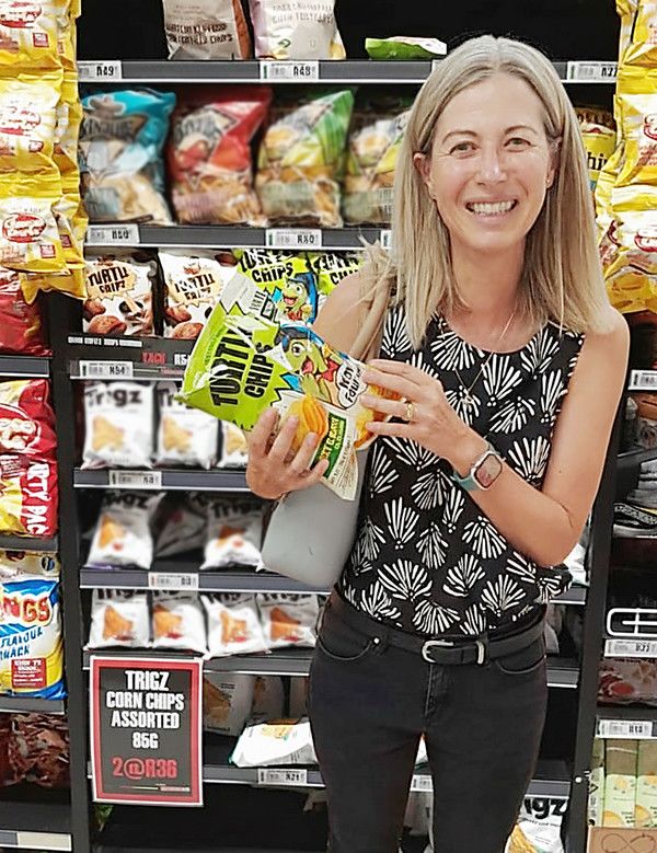 남아프리카공화국 케이프타운 SPAR 매장에서 현지 고객이 오리온 꼬북칩 콘스프맛을 들어보이고 있다. / 사진=오리온