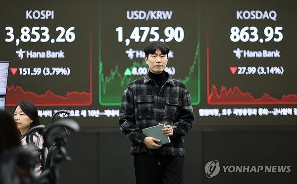 코스피가 전장보다 151.59포인트(3.79%) 하락한 3853.26에 장을 마친 21일 서울 하나은행 본점 딜링룸에서 딜러들이 업무를 보고 있다. 코스닥 지수도 전장보다 27.99포인트(3.14%) 내린 863.95에 장을 마쳤다. 사진=연합뉴스