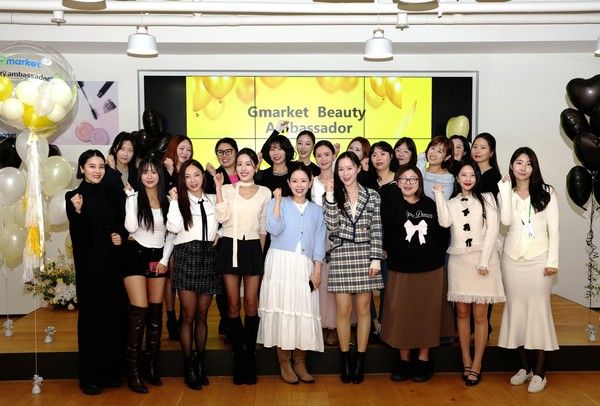 'G마켓 뷰티 앰버서더 1기'&nbsp;멤버들이 지난 21일 열린 발대식 진행 후 기념사진을 촬영하고 있다. /사진=G마켓