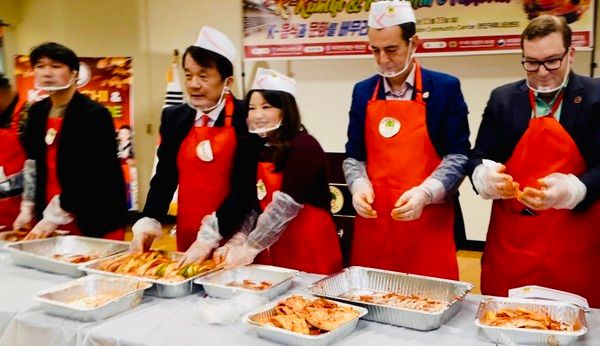 CJ제일제당이 제품 후원에 참여한&nbsp;미국 '버지니아 김치의 날' 행사에 한인회 관계자와 아이린 신 버지니아 하원의원을 비롯한 주 정치인들이 김치를 담근 후 기념촬영을 하고&nbsp;있다. /사진=CJ제일제당