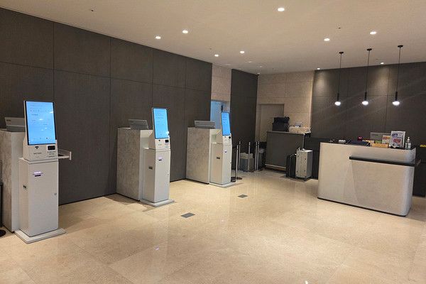 스마트 키오스크 운영 환경이 접목된 '호텔 그레이스리 서울' 로비 /사진=산하정보기술