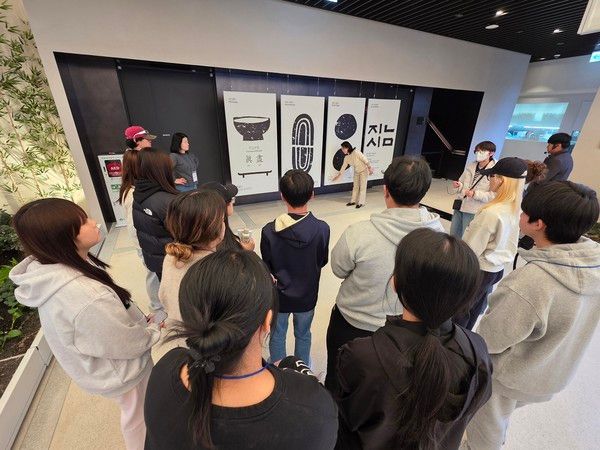 지난 21일&nbsp;교촌에프앤비&nbsp;판교 본사에서 진행된 '기업탐방'&nbsp;프로그램에 참여한 이주배경 청소년들이 사옥을 둘러보고 있는 모습 /사진=교촌에프앤비