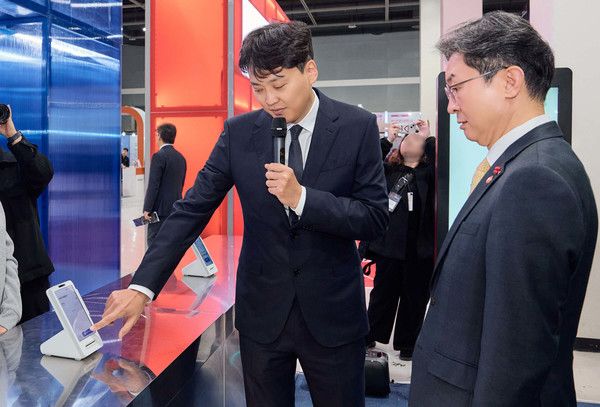 '코리아 핀테크 위크 2025'가 26일 서울 서초구 양재 aT센터에서 열린 가운데 이승건 비바리퍼블리카 대표(왼쪽)가 토스 부스에서 이억원 금융위원장에게 토스 단말기 및 페이스페이 서비스를 소개하고있다. 사진=토스