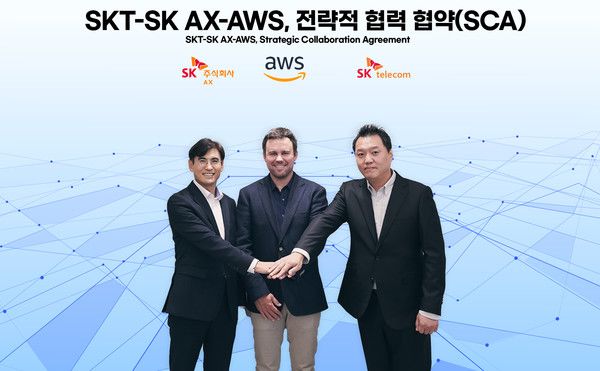 (왼쪽부터)신장수 SK AX 클라우드 부문장, 크리스 케이시 AWS 아시아태평양 및 일본 파트너쉽 총괄, 허민회 SKT AI 클라우드 담당이 협약식에서 기념촬영을 하고 있다./사진=SK텔레콤