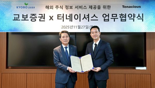 교보증권은 해외주식 정보제공 플랫폼 '스톡나우'를 운영하는 '터네이셔스'와 업무협약(MOU)을 체결했다. 지난 27일 교보증권 본사 15층 대회의실에서 박봉권 교보증권 대표이사(왼쪽)와 김정훈 터네이셔스 대표가 업무협약 체결 후 기념촬영을 하고 있다. 사진=교보증권