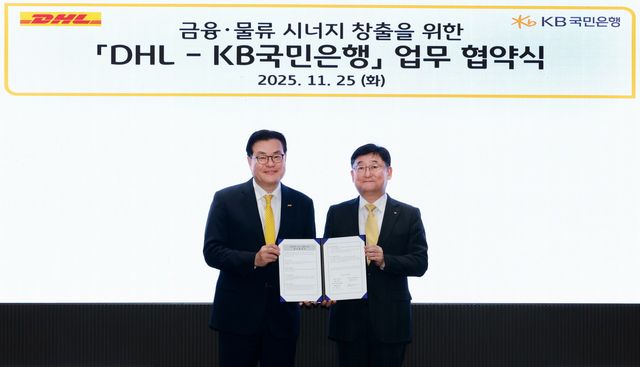 지난&nbsp;25일 서울 여의도&nbsp;KB국민은행 신관에서 열린 업무협약식에 참석한 한지헌&nbsp;DHL코리아 대표이사(왼쪽)와 송용훈&nbsp;KB국민은행 기업고객그룹 부행장(오른쪽)이 기념촬영을 하고 있다. /&nbsp;사진=KB국민은행
