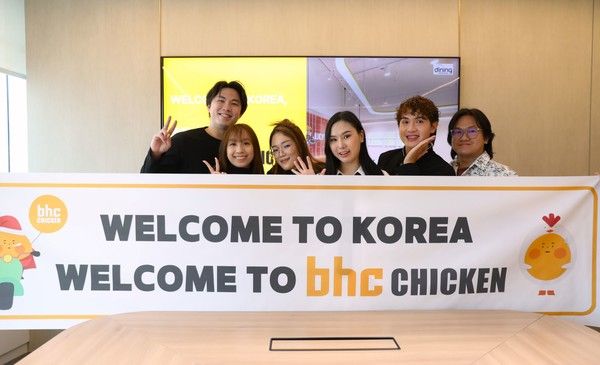 지난 25일 잠실 롯데타워에 위치한 다이닝브랜즈그룹 본사에서 진행된 bhc '뿌링클 데이'에 참석한 해외 고객들이 기념 사진 촬영을 진행하고 있다. /사진=bhc