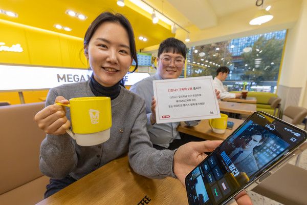 KT가 디즈니+와 메가MGC커피, 생활쿠폰 혜택을 결합한 디즈니+ 구독팩을 신규 출시했다. 모델들이 '디즈니플러스+메가MGC커피', '디즈니+ 생활구독팩'을 소개하고 있는 모습. /사진=KT