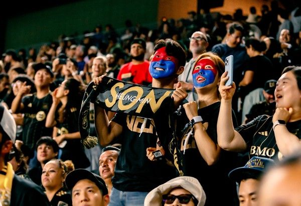 하이브 로고 응원밴드를 착용한 팬 /사진=하이브