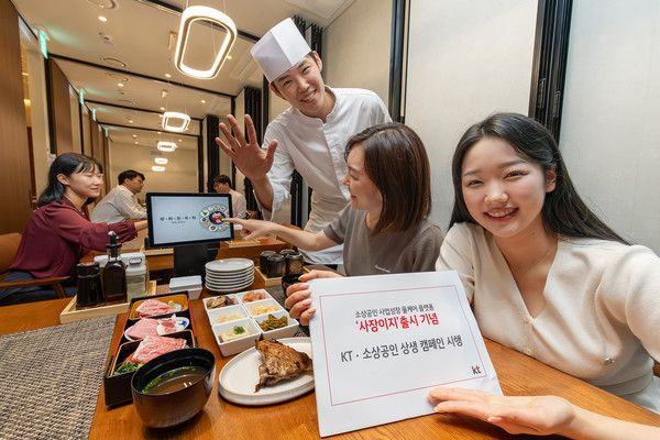 KT 임직원이 소상공인 전용 플랫폼 '사장이지'를 소개하고 있다./사진=KT