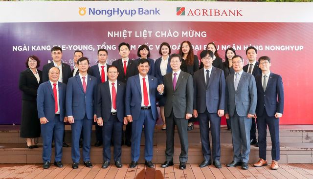 10월&nbsp;31일&nbsp;NH농협은행 강태영 은행장(앞줄 왼쪽에서&nbsp;5번째)은 베트남 하노이 소재 아그리뱅크&nbsp;본사에서 베트남 아그리뱅크 팜 또안 브엉 은행장(앞줄 왼쪽에서&nbsp;4번째)을 접견하고 두 은행 간의&nbsp;파트너십 강화를 논의하는 시간을 가졌다. / 사진=